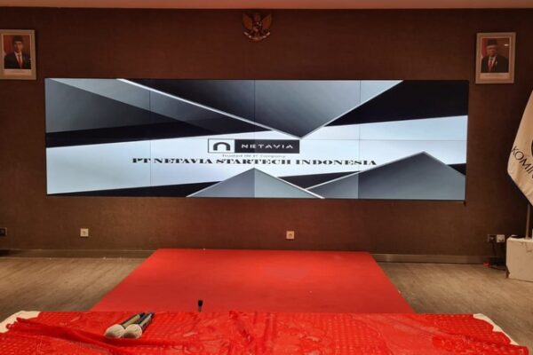 Product: Professional Video Wall 55” B to B 0.8mm 2x4 Video Matrix Professional Pull-out Mount Bracket Video Extender